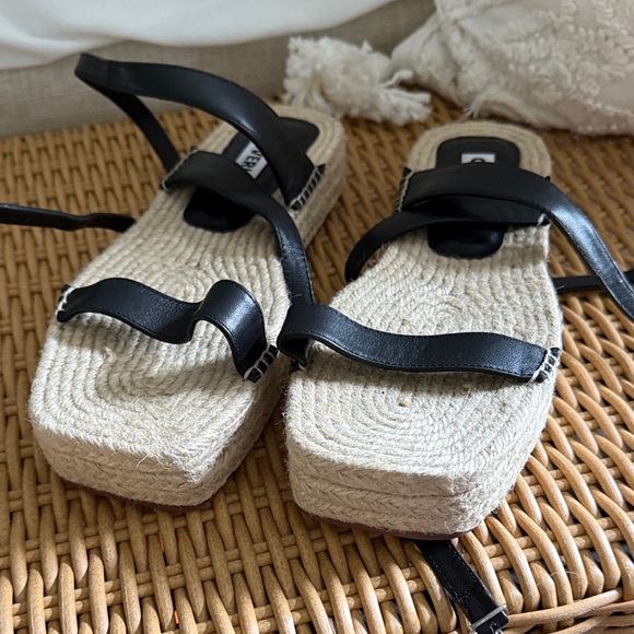 Elegant Black Leather Sandals - Picture 1 of 2